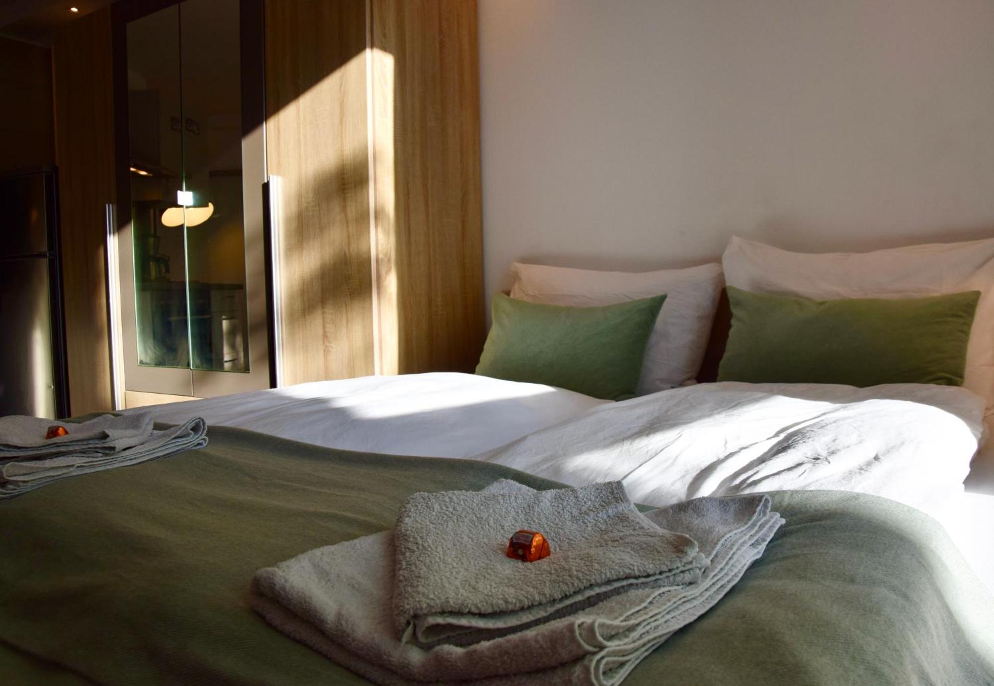 Stilvolle Wohnung Mit Balkon & Parkplatz รอสต็อค ภายนอก รูปภาพ