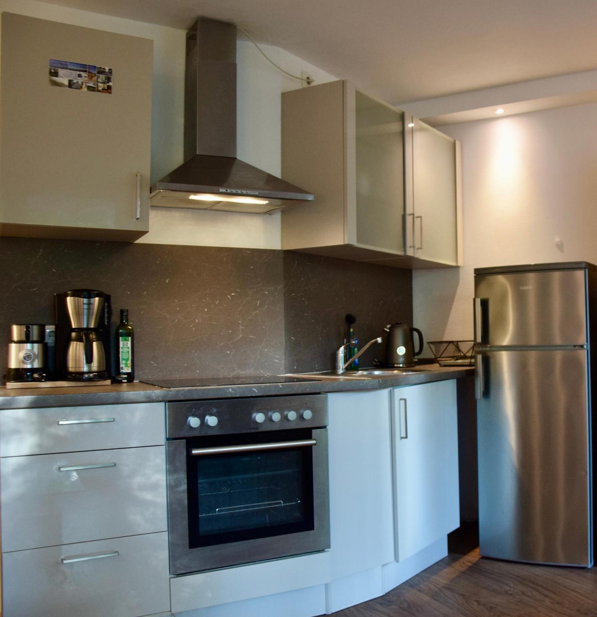 Stilvolle Wohnung Mit Balkon & Parkplatz รอสต็อค ภายนอก รูปภาพ