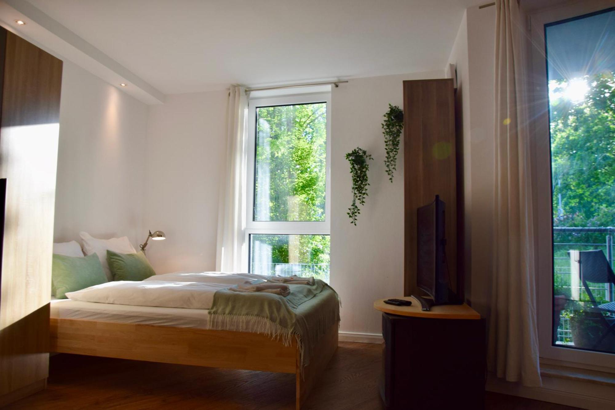 Stilvolle Wohnung Mit Balkon & Parkplatz รอสต็อค ภายนอก รูปภาพ