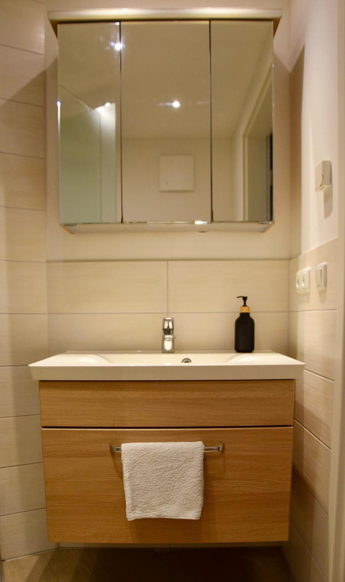 Stilvolle Wohnung Mit Balkon & Parkplatz รอสต็อค ภายนอก รูปภาพ