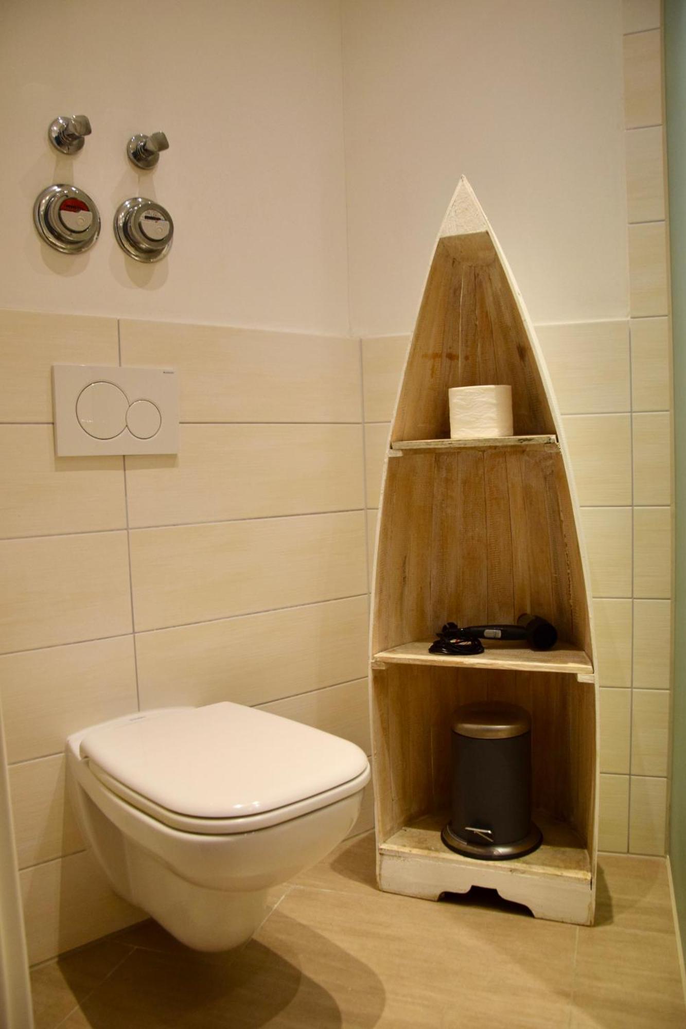 Stilvolle Wohnung Mit Balkon & Parkplatz รอสต็อค ภายนอก รูปภาพ