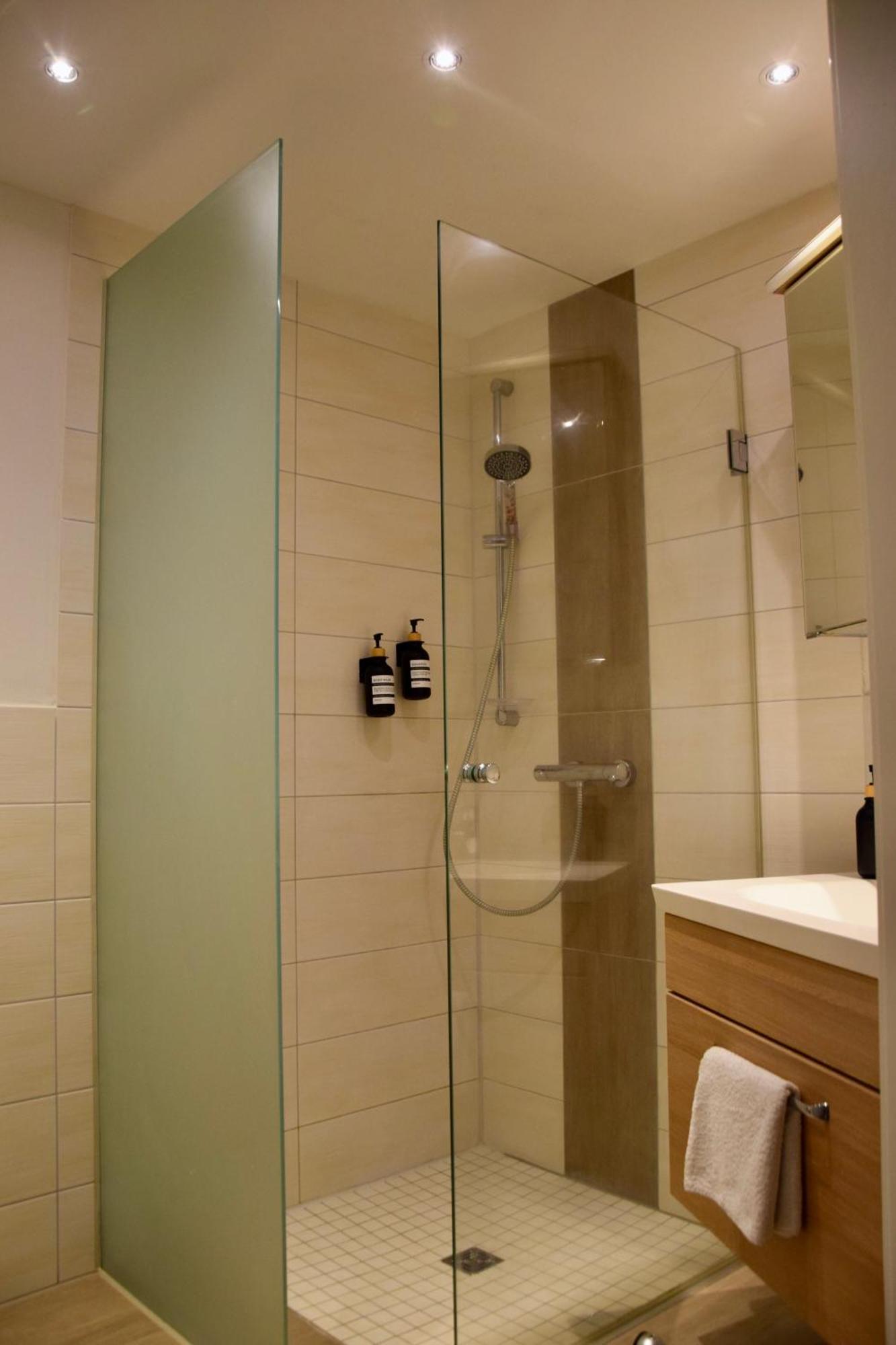 Stilvolle Wohnung Mit Balkon & Parkplatz รอสต็อค ภายนอก รูปภาพ