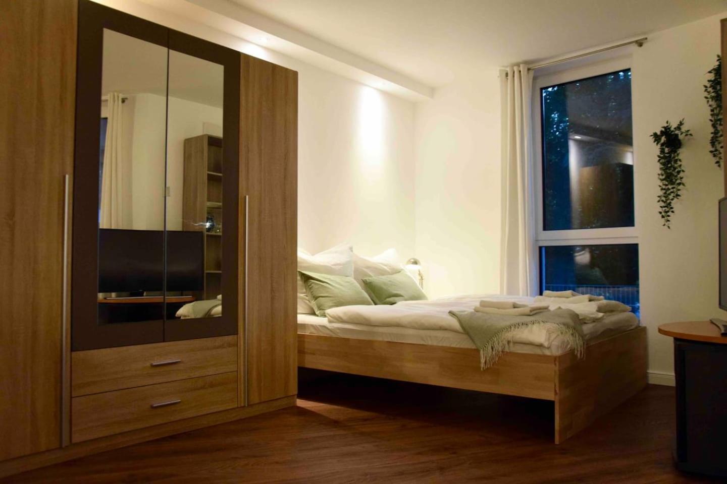 Stilvolle Wohnung Mit Balkon & Parkplatz รอสต็อค ภายนอก รูปภาพ